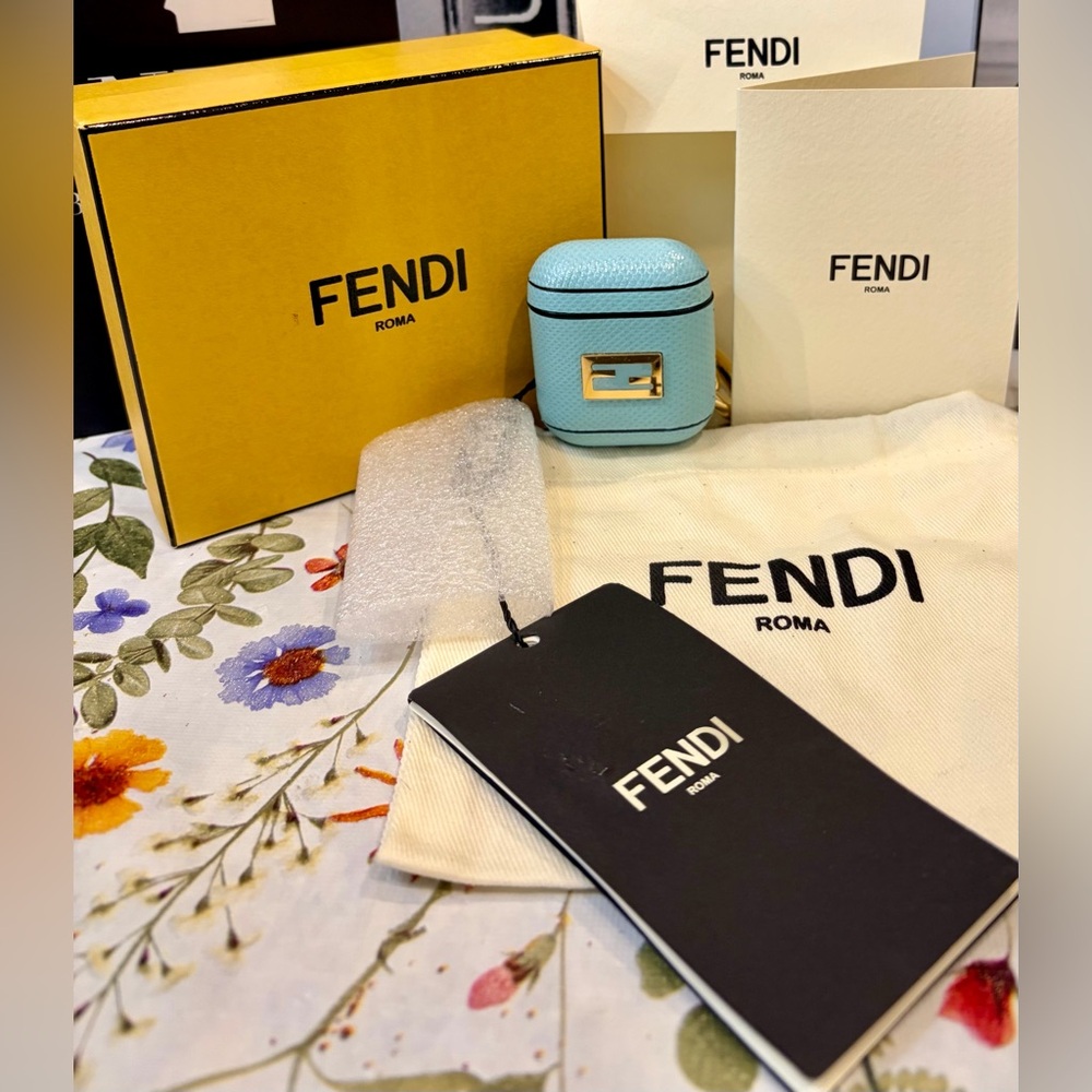NEW FENDI Sky Blue Leather Air Pods Case w/Gold Hardware - Full Inclusion
Unisex